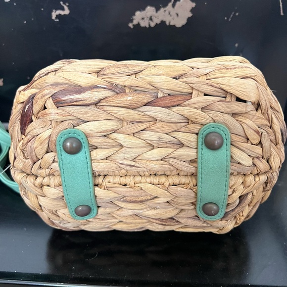 Sun & Sand Straw Weave Crossbody with Bamboo Latch - Picture 4 of 4